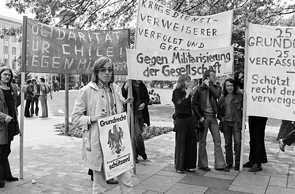 Rund 2000 Kriegsdienstgegner fordern auf einer Kundgebung Abschaffung des Anerkennungsverfahrens für Kriegsdienstverweigerer