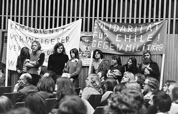 Rund 2000 Kriegsdienstgegner fordern auf einer Kundgebung Abschaffung des Anerkennungsverfahrens für Kriegsdienstverweigerer