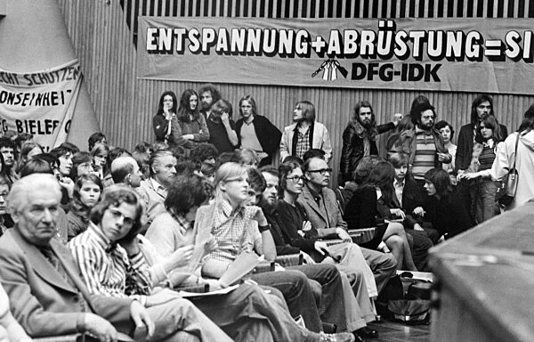 Rund 2000 Kriegsdienstgegner fordern auf einer Kundgebung Abschaffung des Anerkennungsverfahrens für Kriegsdienstverweigerer