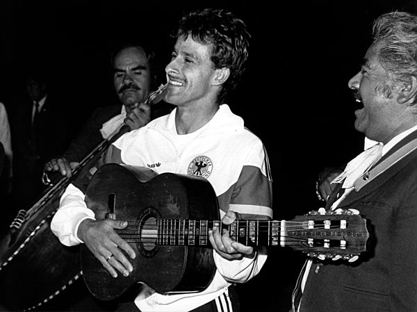 Fußball-WM '86: Pierre Littbarski musiziert