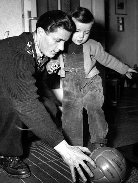 Fußball: Weltmeister Ottmar Walter mit Sohn