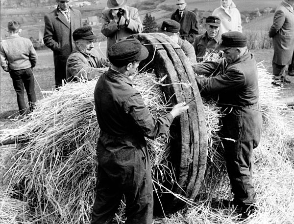 Vorbereitungen für den Osterräderlauf in Lüdge 1962
