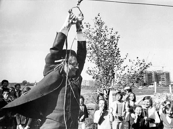 Hans-Jochen Vogel weiht Abenteuerspielplatz ein