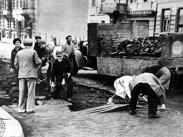 Holzpflaster entlastet die Luftbrücke