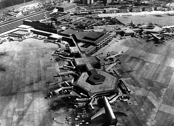 Luftaufnahme des Rhein-Main-Flughafens in Frankfurt mit dem im Bau...