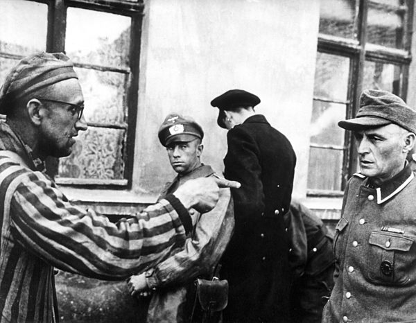 Ein ehemaliger Gefangener eines von den Amerikanern befreiten...