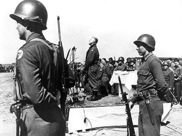 Truppen der 9. US-Armee nach der Befreiung des Lagers Gardelegen (14.04...