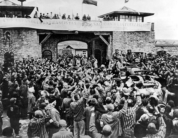 Gefangene des Konzentrationslagers Mauthausen jubeln am 05.05...
