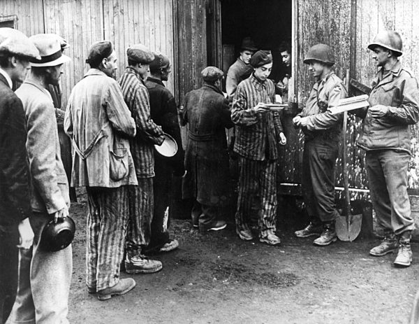 Ehemalige Gefangene eines Konzentrationslagers bei Hannover nach der...