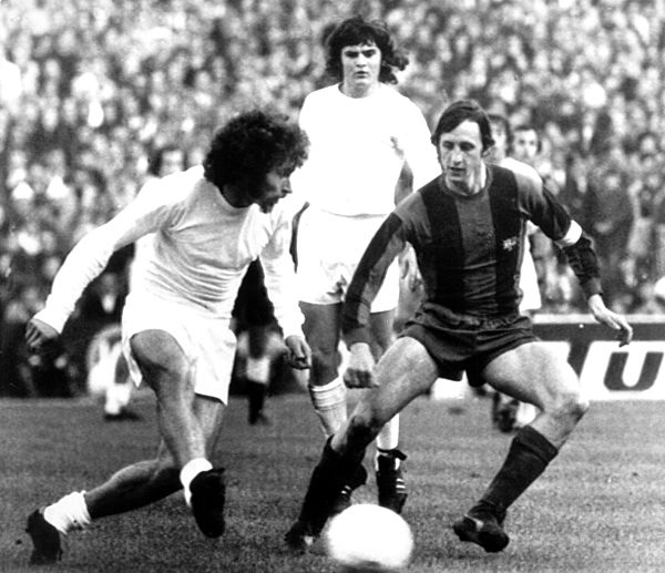 Fußball: Paul Breitner für Real Madrid am Ball