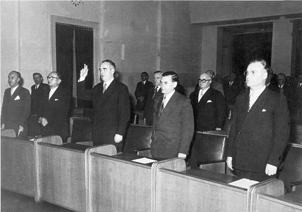 Neue Übergangsregierung an der Saar vereidigt