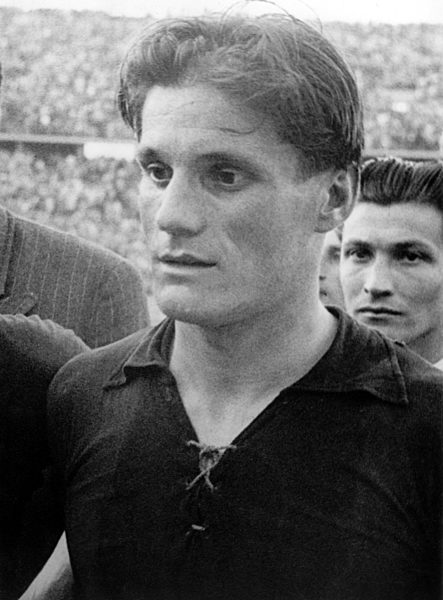Ottmar Walter, Stürmer des 1. FC Kaiserslautern...