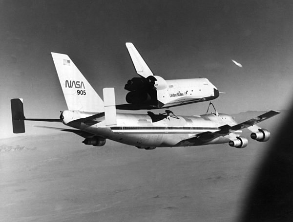 Die Raumfähre Enterprise löst sich am 26.10...