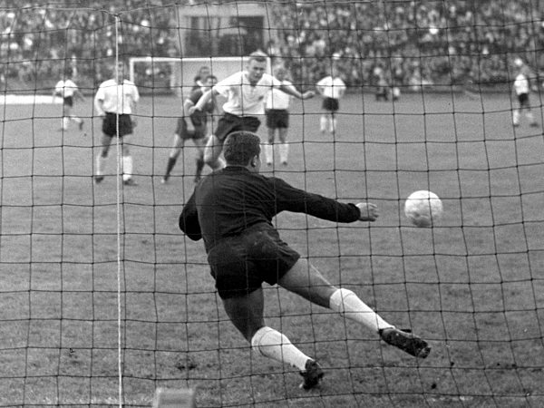 Fußball - Bundesligastart 1963 - Eintracht Frankfurt - 1. FC Kaiserslautern 1:1