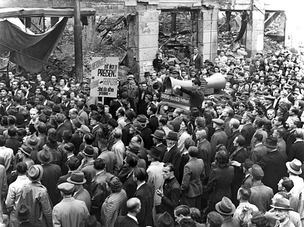 "Herunter mit den Preisen" steht auf einem Plakat, das Demonstranten am 14...
