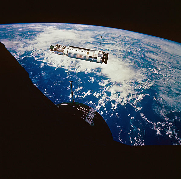 Blick aus der Gemini-Kapsel auf die Agena-Rakete während eines...