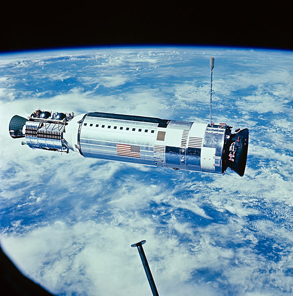 Blick aus der Gemini-Kapsel auf die Agena-Rakete während eines...