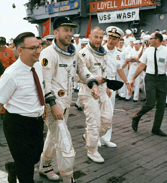 Die Astronauten James Lovell (2.v.l.) und Edwin Aldrin (r daneben) werden...