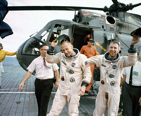 Die Astronauten James Lovell (r) und Edwin Aldrin (l) werden nach ihrer...