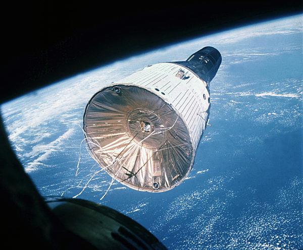 Blick aus der Luke der Gemini 6-Kapsel auf die Gemini 7- Kapsel während...