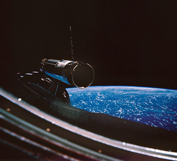 Blick durch ein Fenster der Gemini 10-Kapsel auf die Agena Rakete kurz vor...