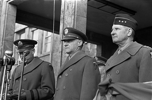 Amtübergabe McNarney an Clay 1947