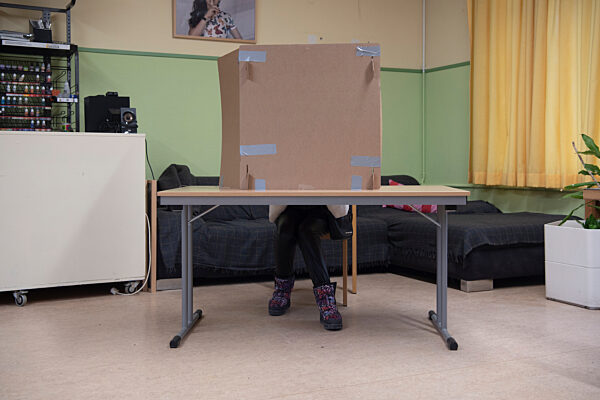 Wiederholungswahl Berlin -Wahllokale geöffnet