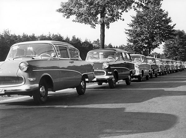 Eine Kolonne der wartenden Opelwagen. 85 frabikneue Opelwagen aller Modelle...