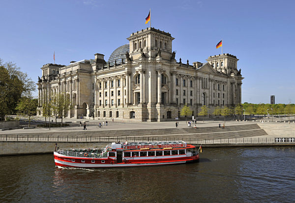 Ausflugsdampfer vor dem Reichstag in Berlin