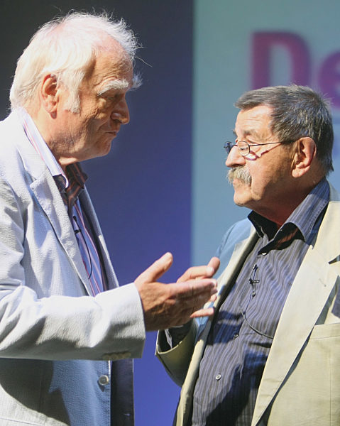 Die Schriftsteller Martin Walser (l) und Günter Grass (r) unterhalten sich...