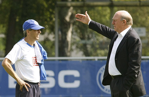 Der Manager des Fußball-Bundesligisten Hertha BSC, Dieter Hoeneß (r)...