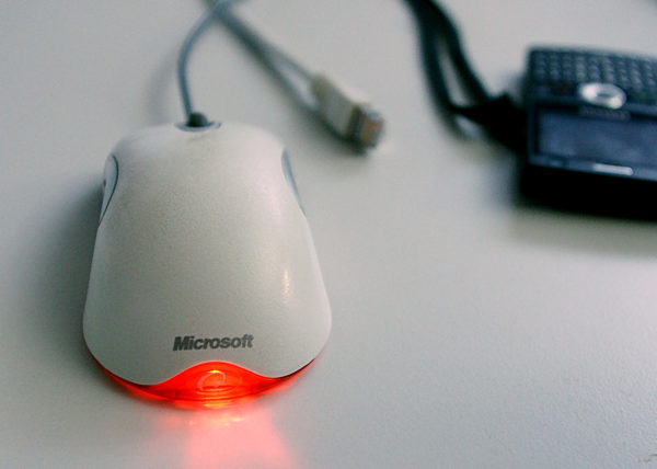 Eine Microsoft-Computermaus auf einem Bürotisch, aufgenommen am 22.10...