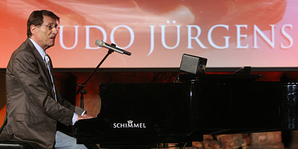 Der Sänger Udo Jürgens sitzt am Montag (14.01...