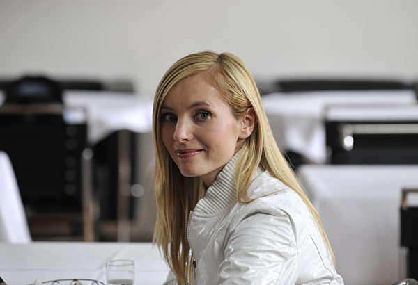 Die Schauspielerin Nadja Uhl lächelt während einer Pause zu den Dreharbeiten...