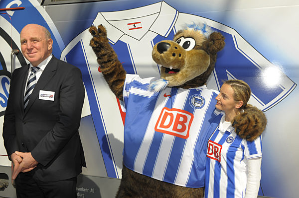 Der Manager des Fußball-Bundesligisten Hertha BSC, Dieter Hoeneß (l)...