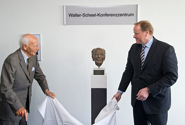 Walter-Scheel-Büste enthüllt
