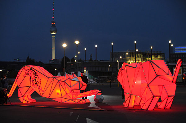 Leuchtende Tiger für Erhalt der Großkatzen
