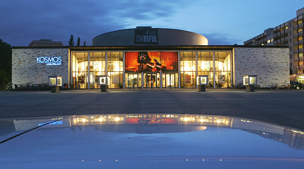 Abendliche Aufnahme des von der Schließung bedrohten Kino Kosmos UFA Palast...