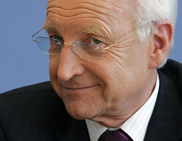 Der CSU-Vorsitzende Edmund Stoiber blickt am Samstag (12.11...