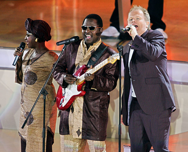 Der deutsche Sänger Herbert Grönemeyer (r) steht während der "FIFA-WM-Ticket...