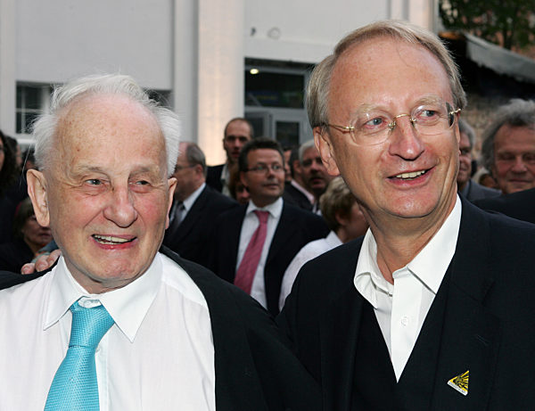 Der Dramatiker Rolf Hochhuth (l) und der Präsident der Berliner Akademie der...