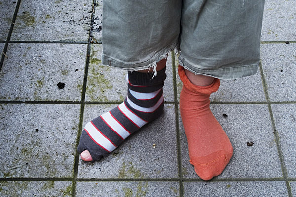 Kinderarmut - Kinderfüße ohne Schuhe