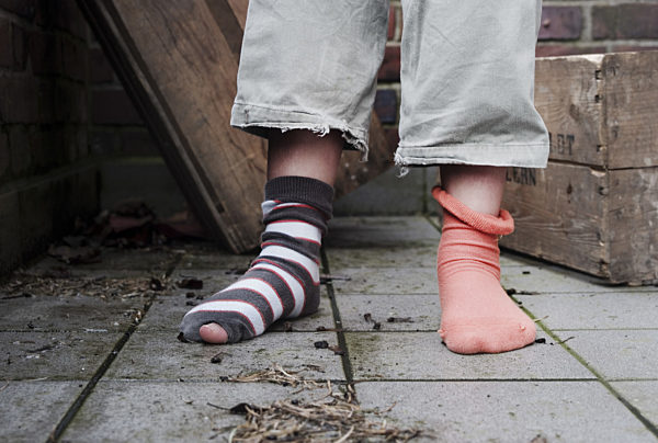 Kinderarmut - Kinderfüße ohne Schuhe