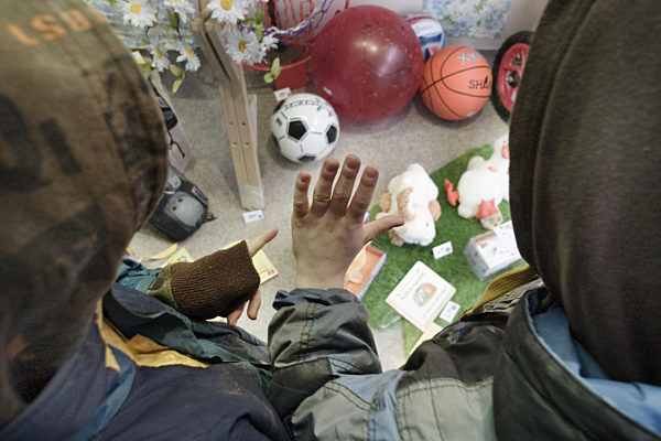 Kinderarmut - Kinder vor einem Spielwarengeschäft