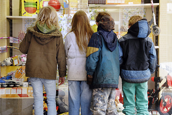 Kinderarmut - Kinder vor einem Spielwarengeschäft