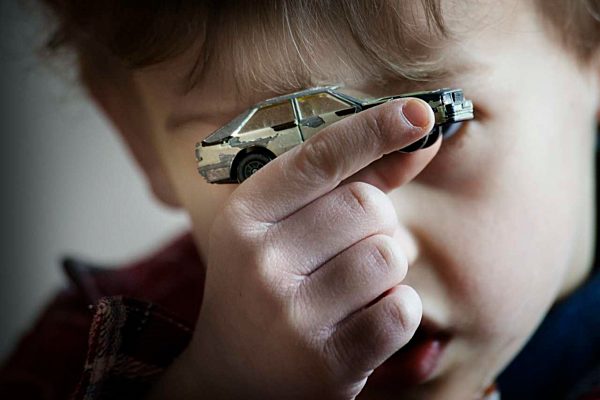 Kinderarmut, Kinder, Spiel, Kind, Spielzeugauto, arm, traurig