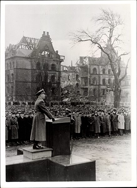 Foto Der Volkssturm Hannover trat an, Gauleiter Lauterbacher bei seiner Ansprache