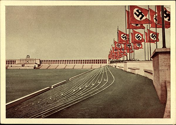 Nürnberg Reichsparteitagsgelände, Zeppelinwiese, Ehrentribüne, Fahnenblöcke