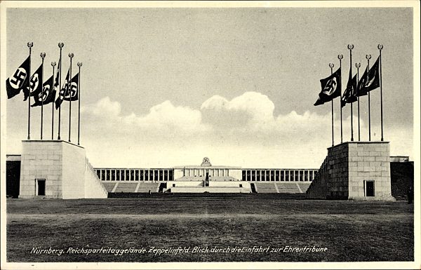 Nürnberg, Reichsparteitagsgelände, Zeppelinfeld, Blick durch die Einfahrt zur Ehrentribüne