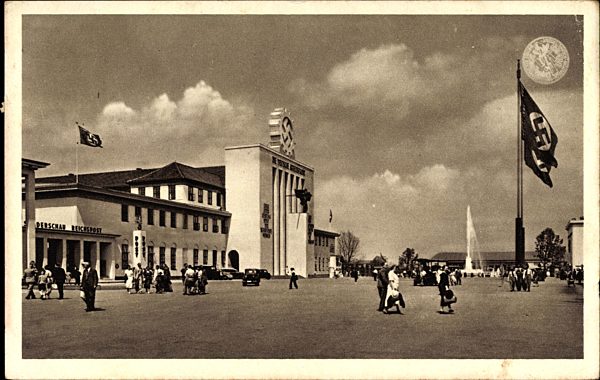 Düsseldorf am Rhein, Reichsausstellung Schaffendes Volk, Reichspost, Flaggen, Passanten